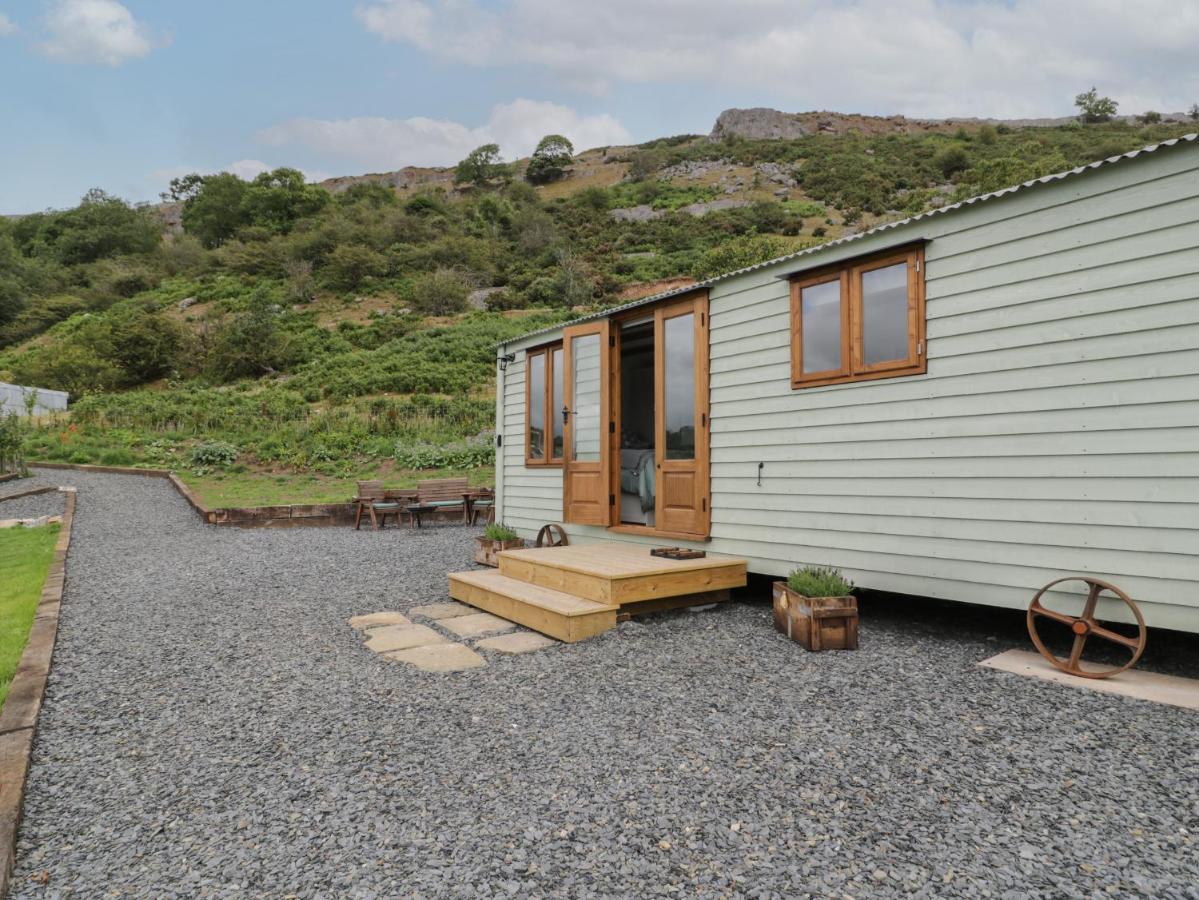 Tan Y Castell Shepherds Hut Llangollen Exterior photo