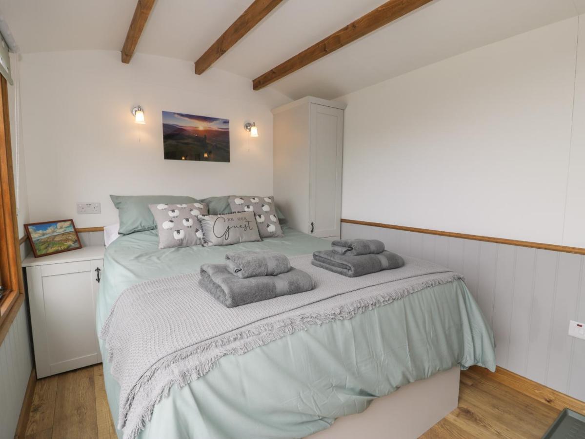 Tan Y Castell Shepherds Hut Llangollen Exterior photo
